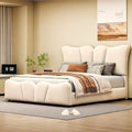 Lit plateforme beige en velours pleine grandeur avec tête et pied de lit distinctifs