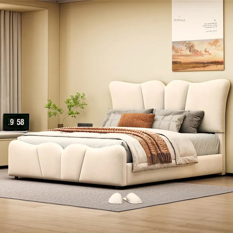 Lit plateforme beige en velours pleine grandeur avec tête et pied de lit distinctifs