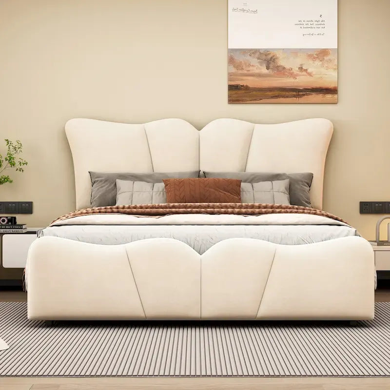Lit plateforme beige en velours pleine grandeur avec tête et pied de lit distinctifs