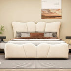Lit plateforme beige en velours pleine grandeur avec tête et pied de lit distinctifs
