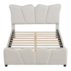 Lit plateforme beige en velours pleine grandeur avec tête et pied de lit distinctifs