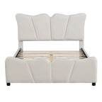Lit plateforme beige en velours pleine grandeur avec tête et pied de lit distinctifs