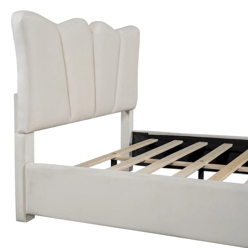 Lit plateforme beige en velours pleine grandeur avec tête et pied de lit distinctifs