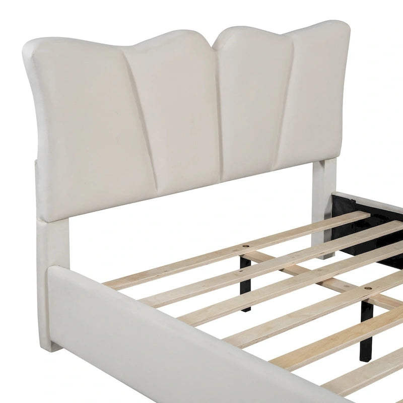 Lit plateforme beige en velours pleine grandeur avec tête et pied de lit distinctifs