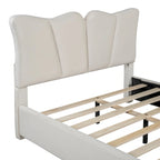 Lit plateforme beige en velours pleine grandeur avec tête et pied de lit distinctifs