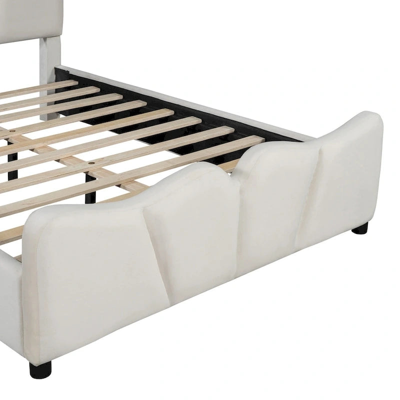 Lit plateforme beige en velours pleine grandeur avec tête et pied de lit distinctifs