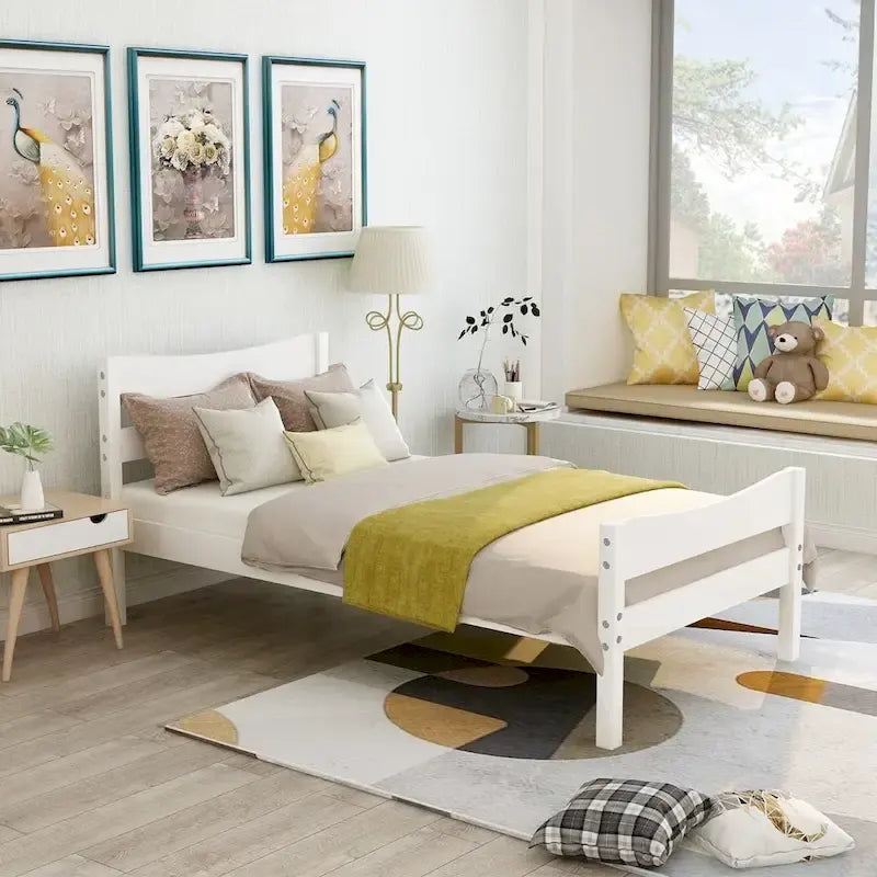 Lit plateforme en bois avec tête de lit