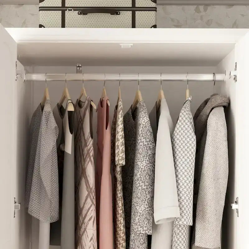 Armoires penderies blanches laquées de 180 cm de haut avec portes miroir