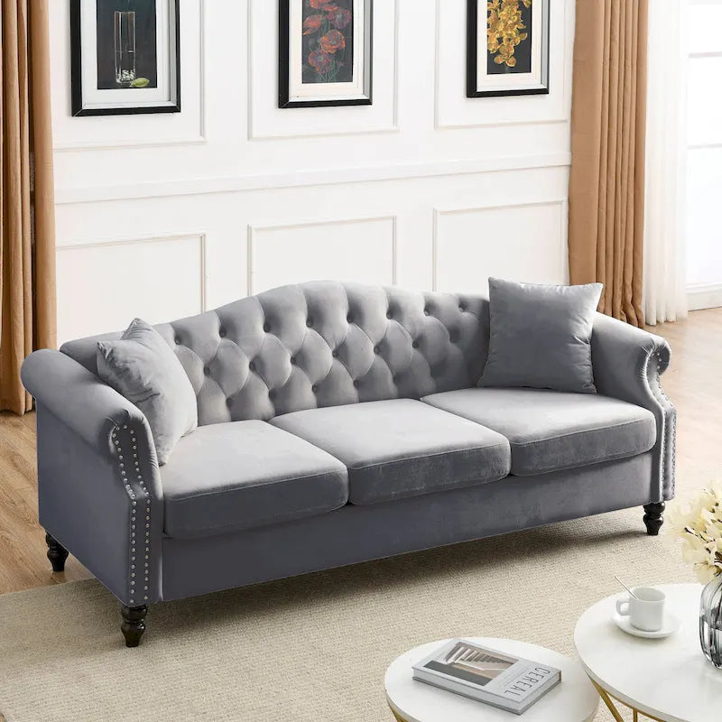 [Vidéo] Canapé Chesterfield 79 en Velours Gris pour Salon, Canapé 3 Places Capitonné avec Accoudoirs Ronds et Clous pour Salo