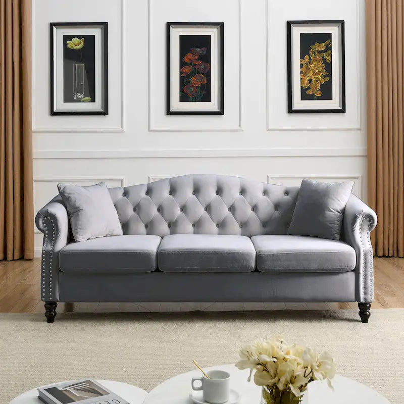 [Vidéo] Canapé Chesterfield 79 en Velours Gris pour Salon, Canapé 3 Places Capitonné avec Accoudoirs Ronds et Clous pour Salo