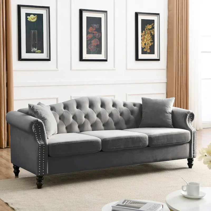 [Vidéo] Canapé Chesterfield 79 en Velours Gris pour Salon, Canapé 3 Places Capitonné avec Accoudoirs Ronds et Clous pour Salo